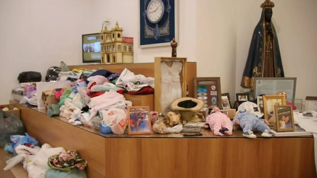 Imagem sala das promessas do artigo “Eu vim agradecer...”: Ex-votos são expressão de amor à Mãe Aparecida