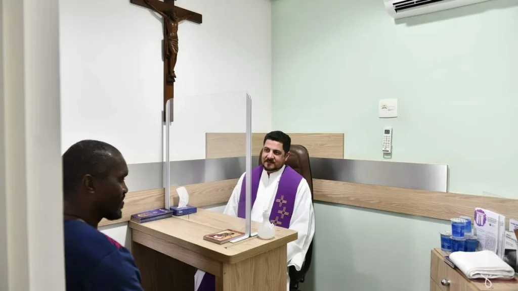 Imagem Pe. Lucas Emanuel Capela das Confissoes do artigo Venha se confessar na Casa da Mãe Aparecida