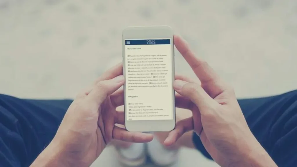 Imagem biblia no celular do artigo Jornada Bíblica: projeto de construção e evangelização
