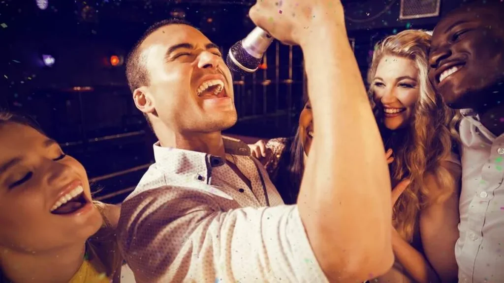 Imagem amigos cantando karaoke do artigo Músicas que cantamos totalmente errado da original!