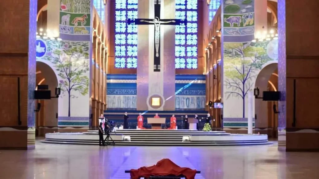 Imagem Celebracao da Paixao do Senhor do artigo Silêncio e saudade na celebração da Paixão do Senhor no Santuário