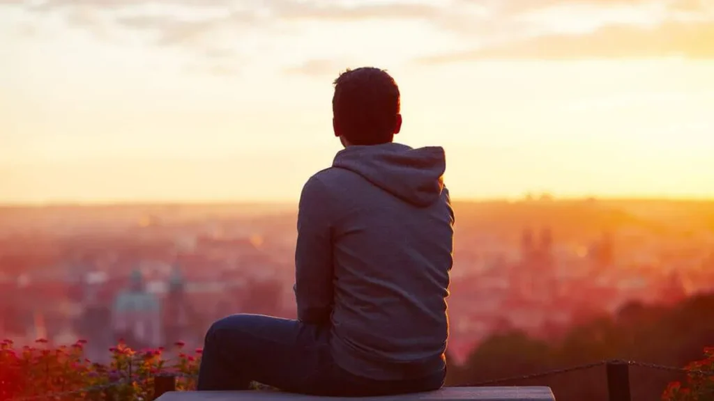 Imagem jovem pensando do artigo 7 versículos para vencer a batalha espiritual!