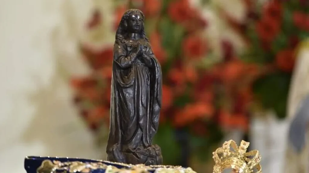 Imagem Nossa Senhora Aparecida sem manto do artigo Por que Maria tem tantos títulos e nomes?