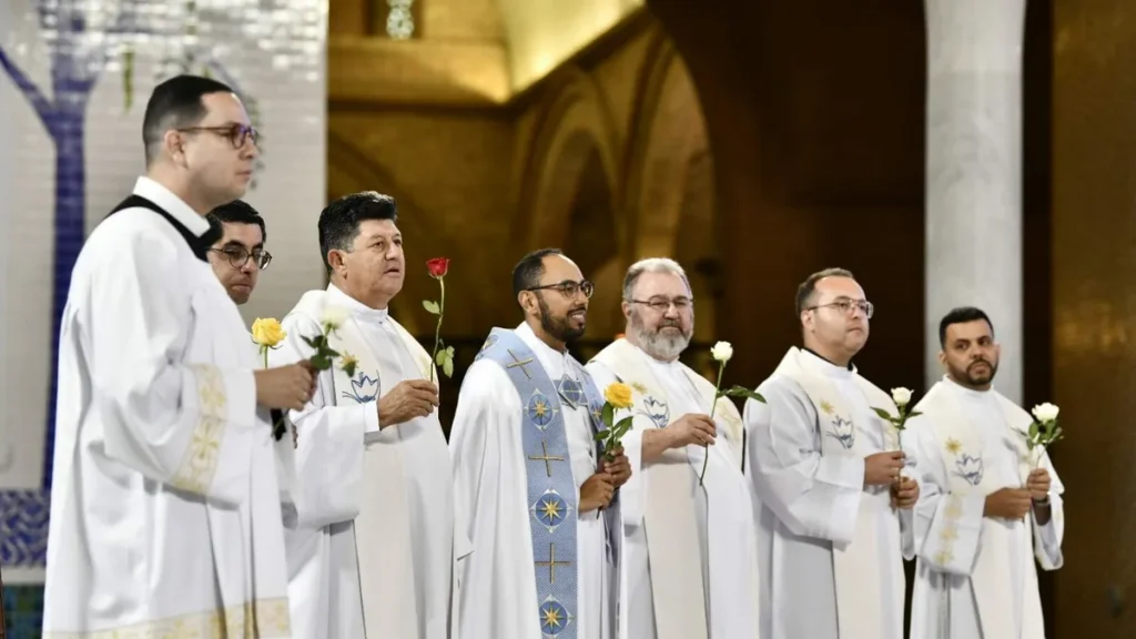 Imagem Missionarios Redentoristas com flores nas maos do artigo O significado da oferta das flores à Mãe Aparecida