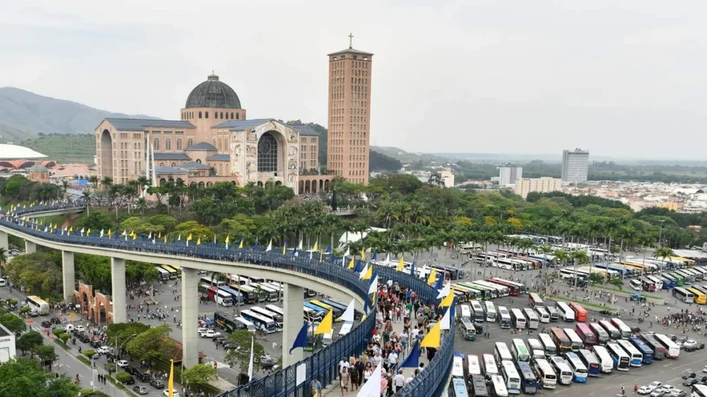 Imagem Passarela da Fe Fachada Norte do artigo Basílica de Aparecida: Uma Bíblia de pedra