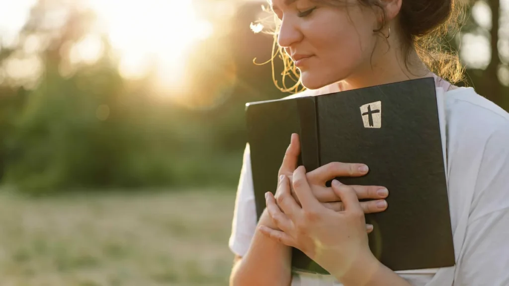 Imagem moca lendo a biblia com gratidao do artigo 12 versículos de agradecimento a Deus