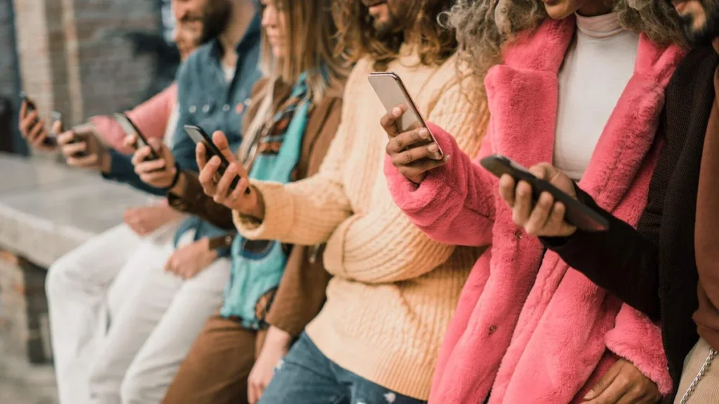 Imagem Jovens mexendo no celular sem conversarem entre si do artigo Os adultos de hoje