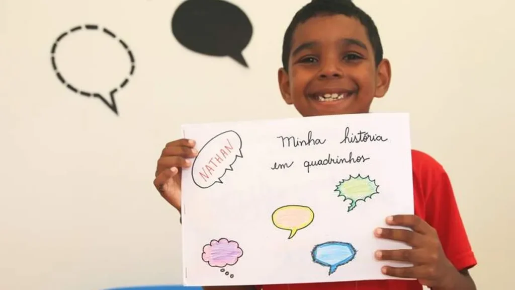 Nathan mostra orgulhoso seu trabalho final, a sua vida em uma história em quadrinhos.