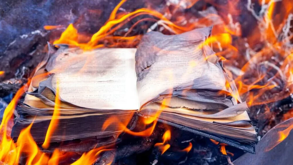 Imagem heresia biblia queimando do artigo Por que se fala tanto em heresias e o que são?
