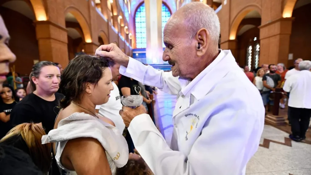 Imagem ministro impondo as cinzas sobre a cabeca de uma devota durante missa de cinzas do artigo Posso lavar a cabeça após receber as Cinzas?
