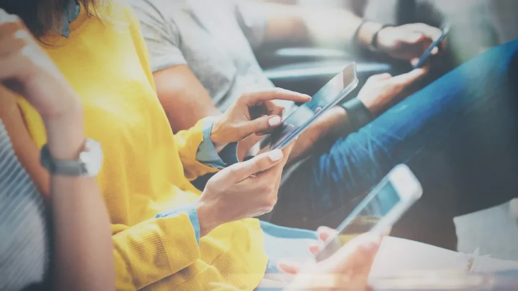 Imagem Pessoas no celular do artigo Jejum digital: uma alternativa para essa Quaresma