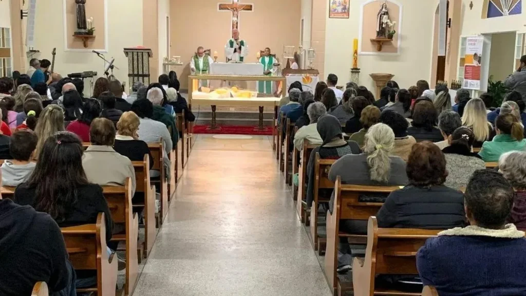 Imagem Missa na Paroquia do artigo Por que guardar os domingos ao invés do sábado?