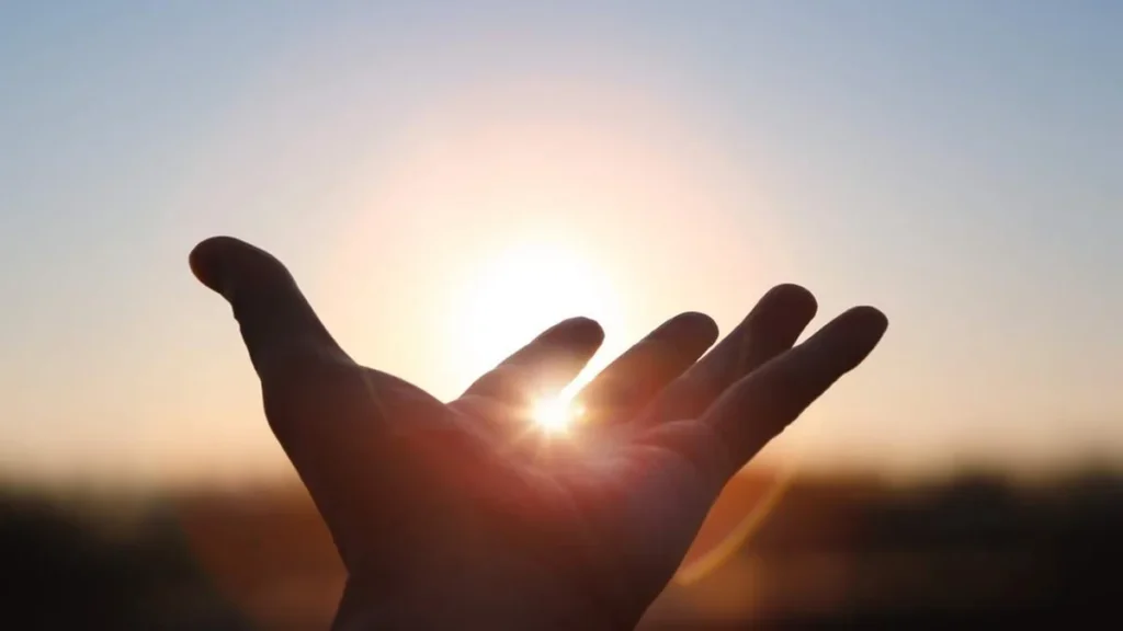 Imagem Mao e por do sol do artigo A esperança nunca nos decepciona!