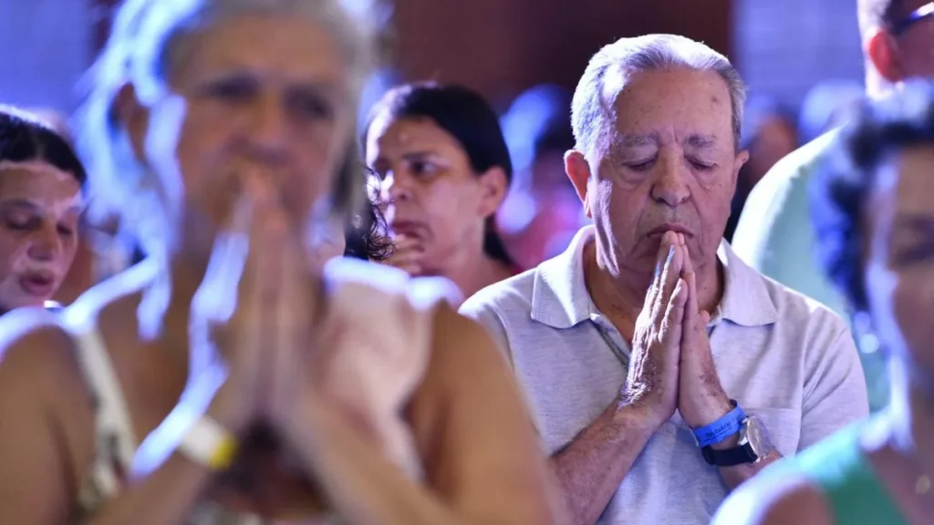 Imagem 9 dia da Novena da tarde 2023 Devotos rezando do artigo Por que existem duas orações diferentes do Credo?