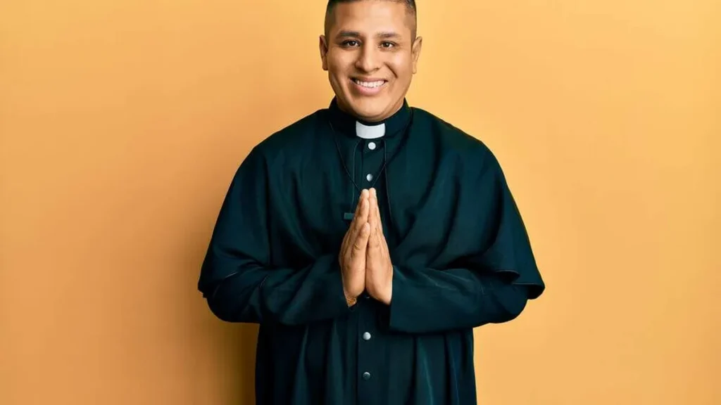 Imagem Padre Sacerdote Padre feliz Padre novo. do artigo 9 formas de fazer um padre feliz