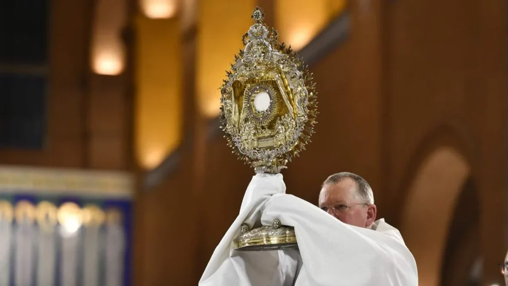 Imagem Adoracao Novena Padroeira 11 10 2022 do artigo O que são os milagres eucarísticos?