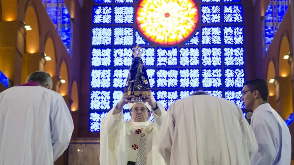 Imagem Papa Francisco levanta imagem de Aparecida 2013 do artigo 3 falas do Papa no aniversário da visita a Aparecida