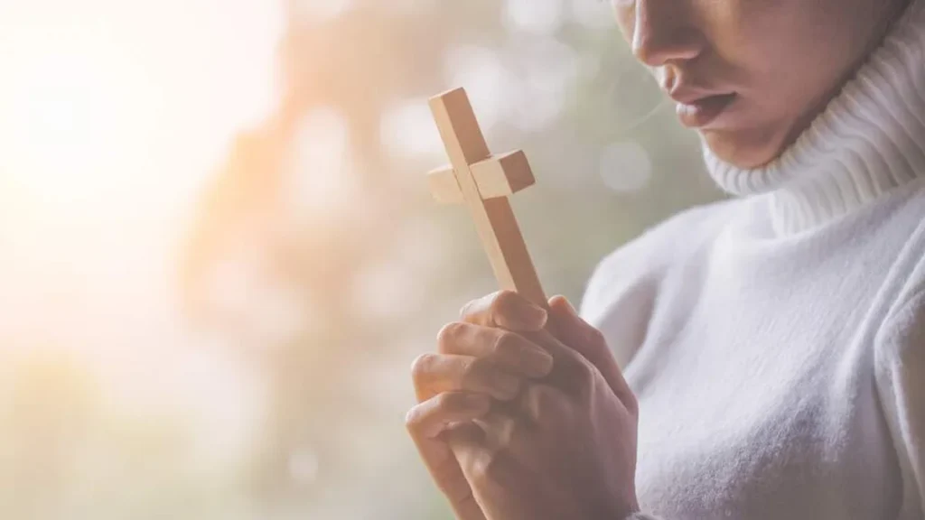 Imagem Mulher segurando a cruz conversao aceitar Jesus escolher seguir Jesus do artigo Homilia JM: Qual convite Jesus nos faz hoje?
