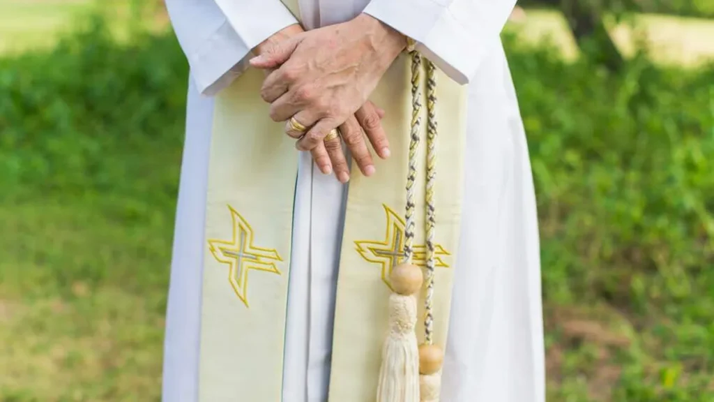 Imagem Padre casado padre com alianca do artigo Por que a Igreja não ordena, para serem padres, homens casados?