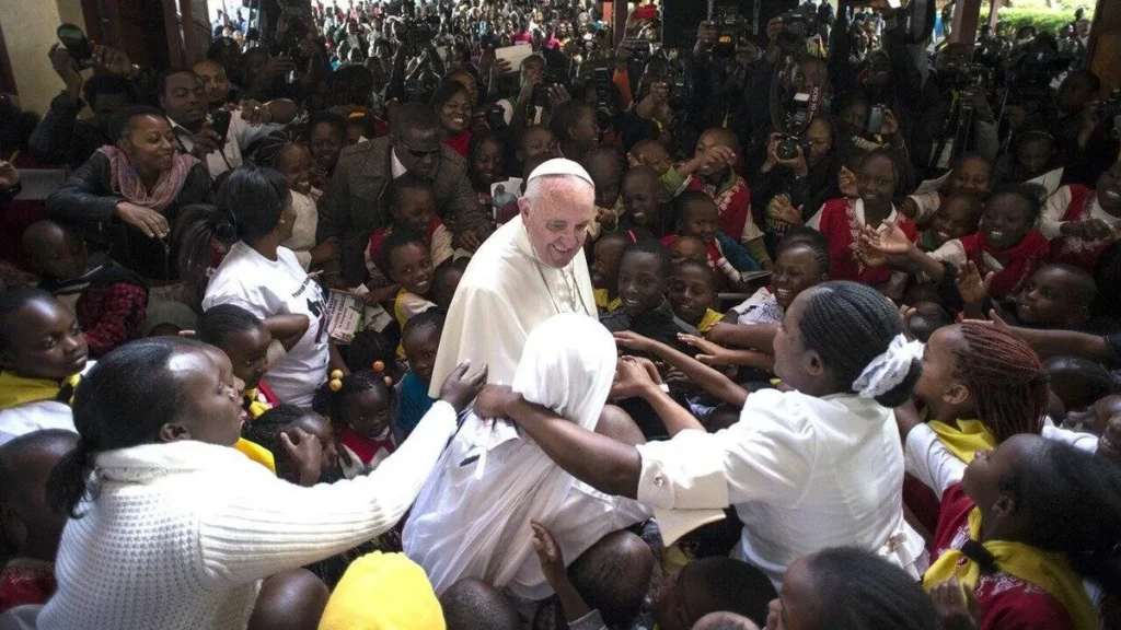 Imagem papa francisco sauda pessoas pobres do artigo Papa Francisco e sua fidelidade aos pobres e excluídos