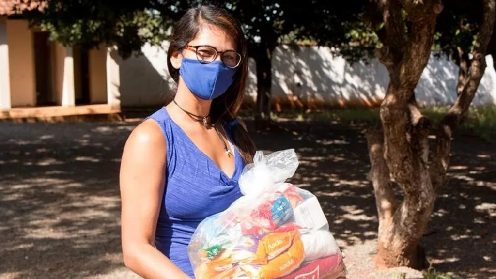 Imagem Jovem com uma cesta basica nas maos partilha do artigo Homilia JM: O que é a fé na prática?