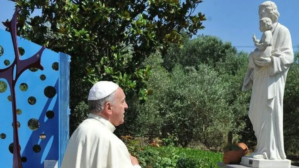 Papa Francisco diante da imagem de São José com o Menino Jesus