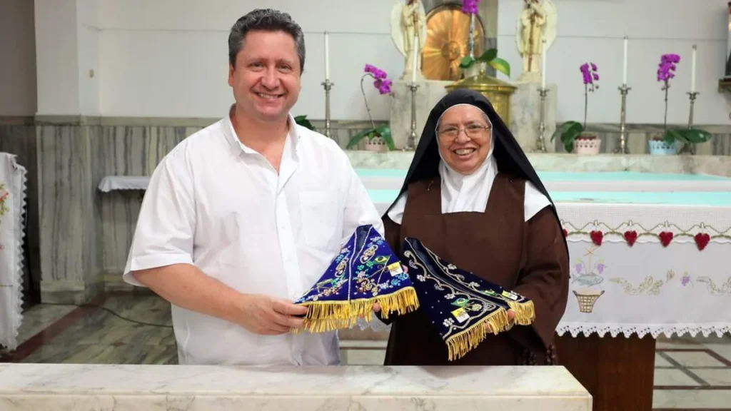 Imagem entrega manto 2021 do artigo Carmelitas entregam manto confeccionado para Novena e Festa da Padroeira de 2021