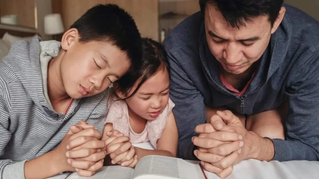 Imagem familia lendo a biblia do artigo Posso ser reflexo da Palavra de Deus na minha família?