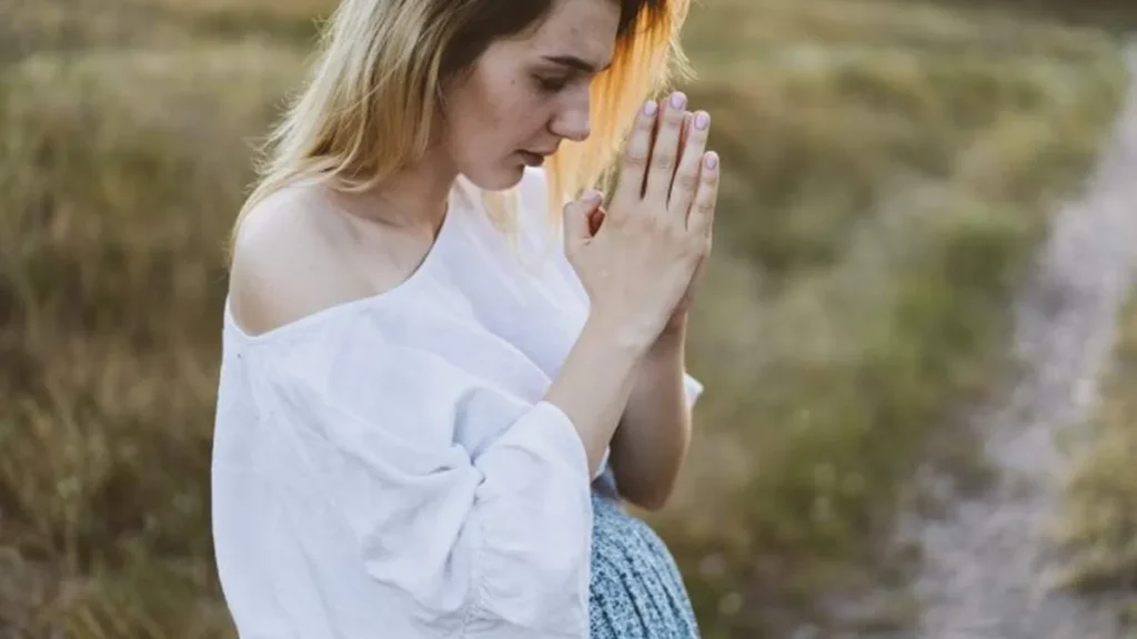 Imagem Gravida rezando 1 do artigo Aprenda a Novena de São Geraldo para mães e gestantes