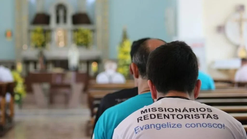 Imagem Ato celebrativo reuniu religiosos para um ultimo momento do triduo no sabado 19. do artigo Qual a diferença entre padre diocesano e padre religioso?