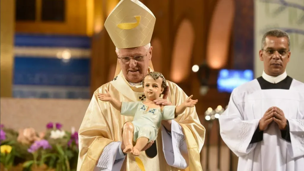 Imagem dom orlando segurando o menino jesus na missa de natal do artigo Não ir à missa na noite de Natal é pecado?