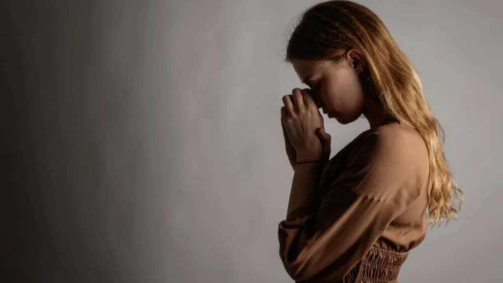 Imagem mulher rezando do artigo Sou católico mesmo não praticando a religião?