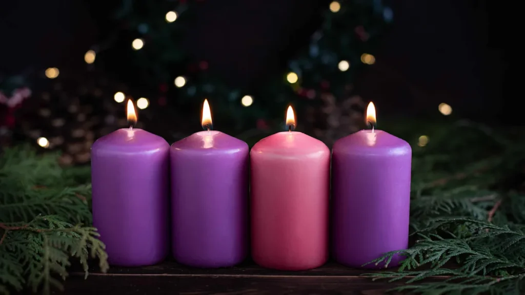 Imagem velas do advento do artigo Por que o roxo é usado no Tempo do Advento?