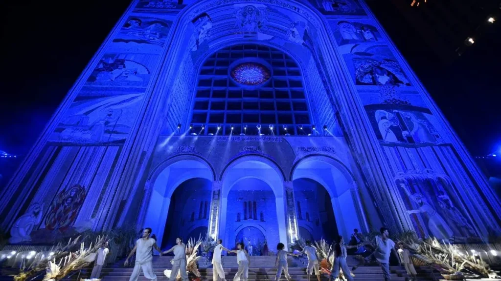 Imagem Entrega da Fachada Norte do artigo Noite festiva encanta os devotos durante a entrega da Fachada Norte