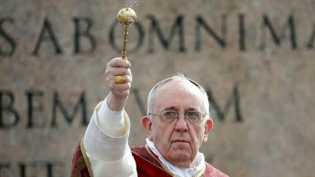 Imagem papa franscisco aspergindo agua benta do artigo Por que a Igreja usa a água para algumas bênçãos e ritos?