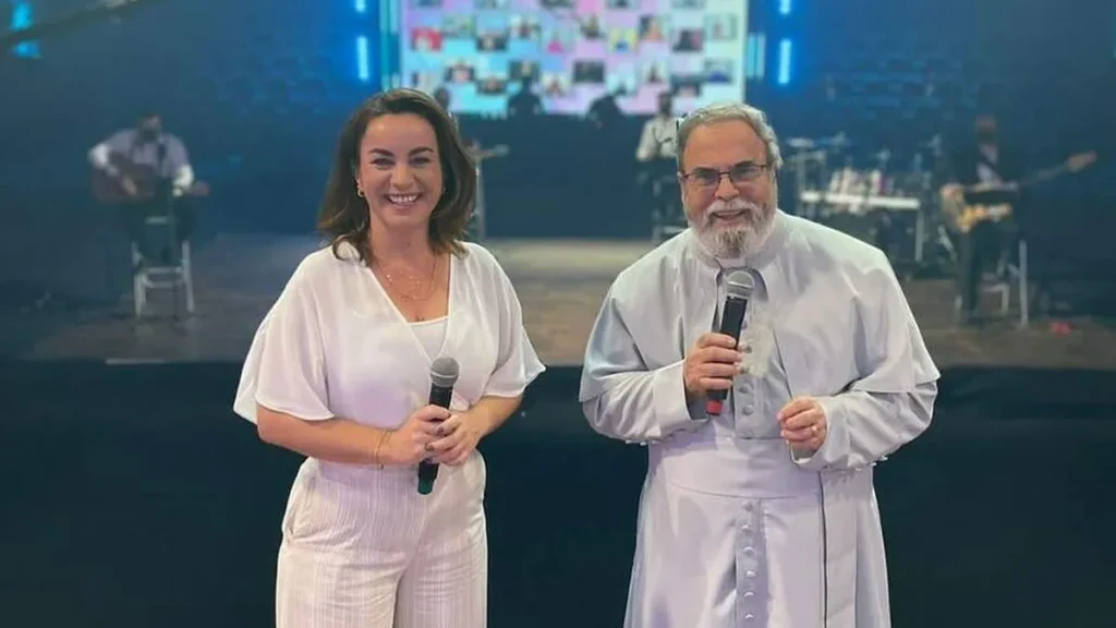 Imagem Sabado com Maria Padre Antonio Maria e Daniela Espindola do artigo Juninho Bessa mostra sua versatilidade musical no "Sábado com Maria"