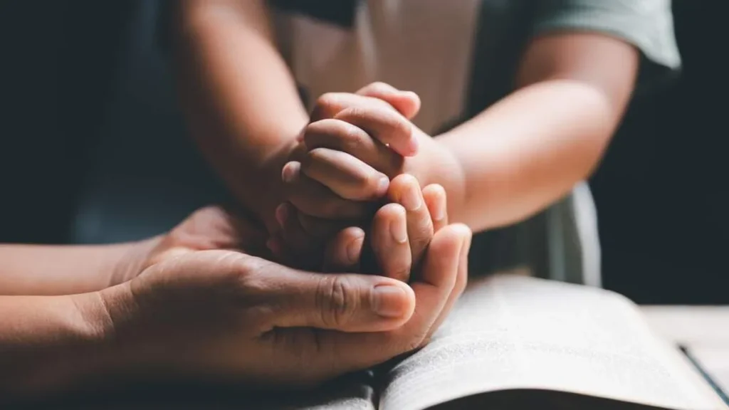 Imagem adulto e crianca rezando juntos do artigo Reze pedindo bênção para a sua Família