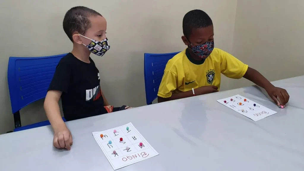 Crianças participam de atividade com letras