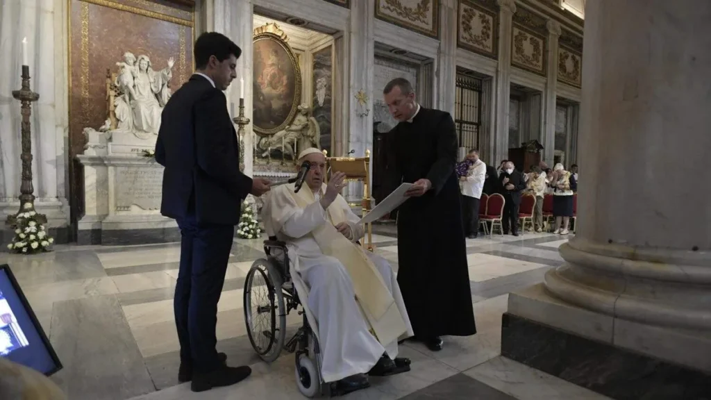 Imagem Papa Francisco rezando sentado em cadeira de rodas do artigo Saiba qual é o problema de saúde que afeta o Papa Francisco