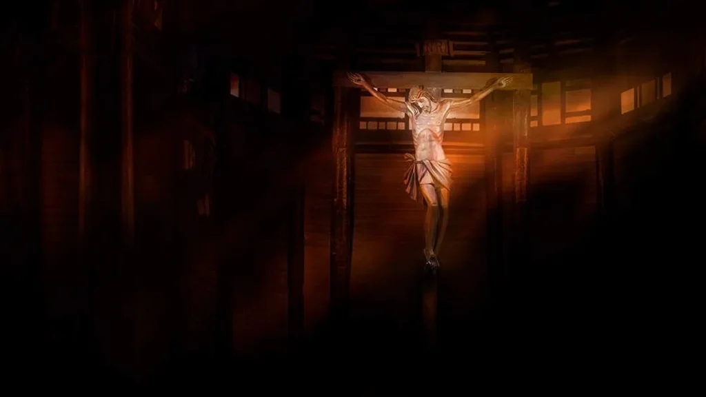 Imagem cruz em uma igreja numa penumbra do artigo O que é considerado heresia para Igreja Católica?