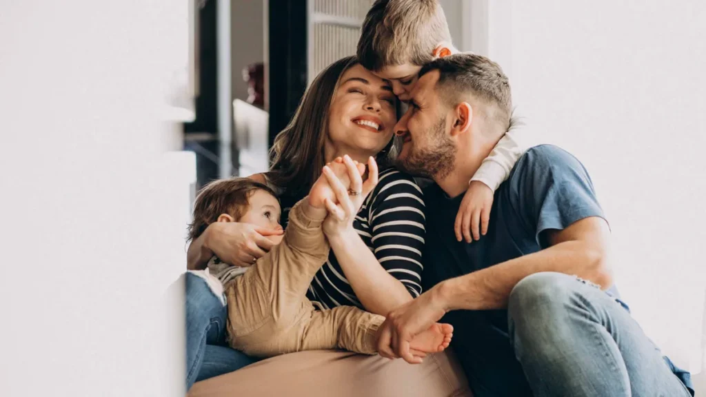 Imagem Familia com seus filhos em casa se divertindo do artigo Adoção: Um ato de amor que cura