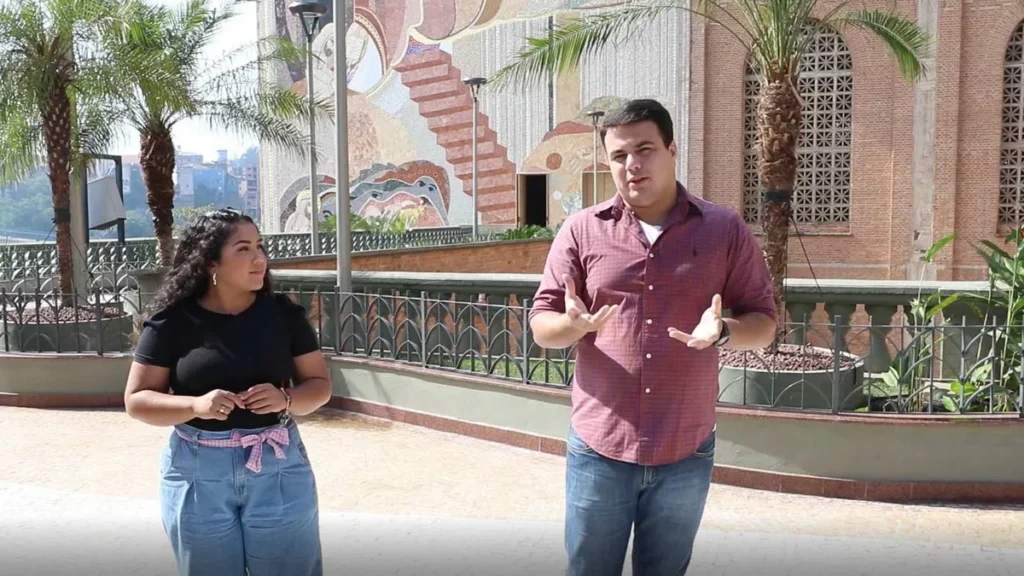 Imagem Lais e Guilherme apresentadores do A12 Conecta apresentando o programa do artigo A12 Conecta fala sobre o projeto Mãos na Massa