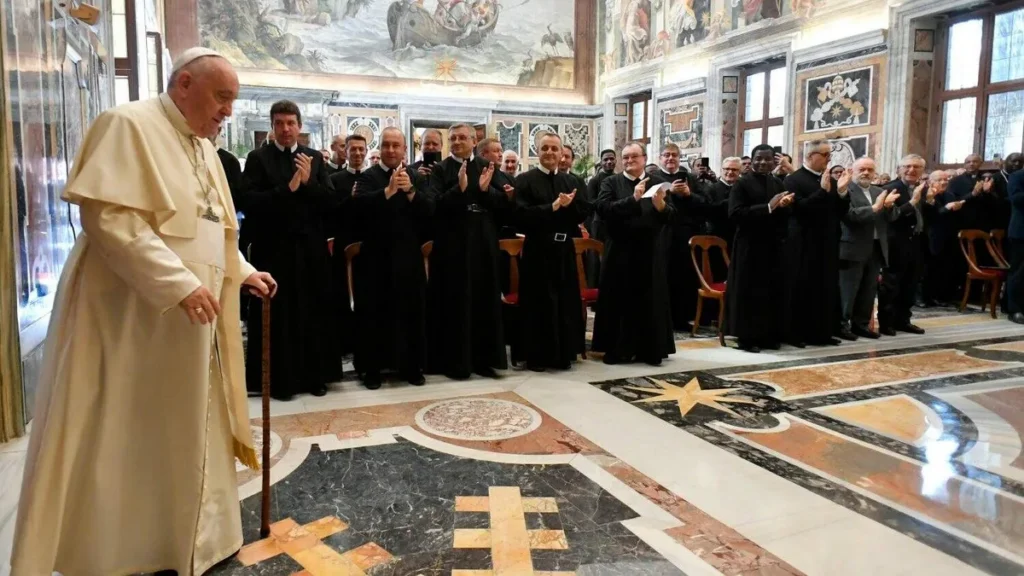 Imagem Papa em encontro com capitulares no Vaticano do artigo Papa Francisco: “Não tenham vergonha de denunciar abusos”
