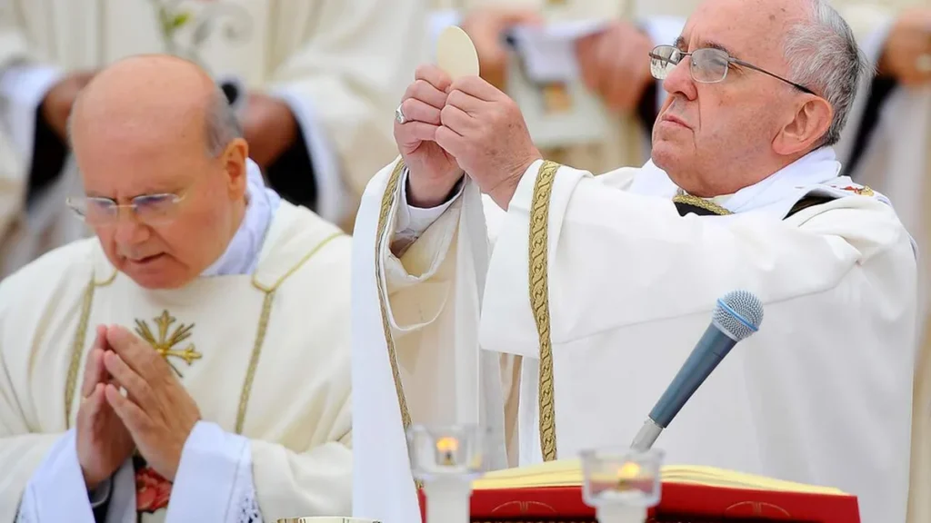 Imagem Papa Francisco celebrando missa do artigo Francisco revela qual a oração de um Papa