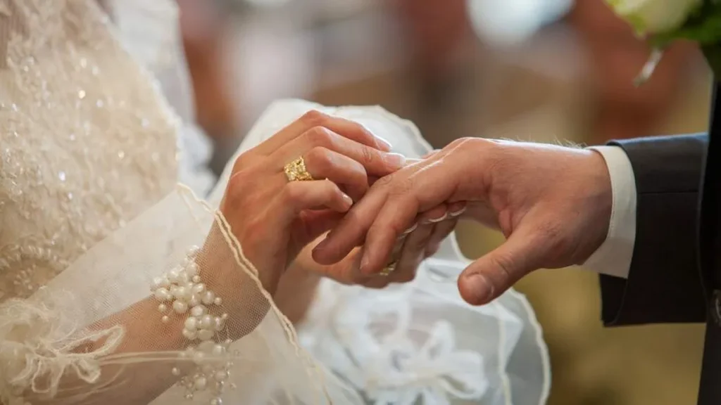 Imagem casamento colocando aliancas do artigo Precisa ter Crisma para casar?