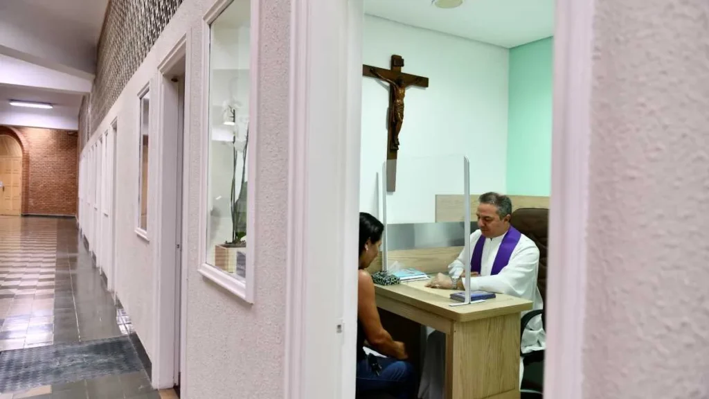 Imagem confissao no santuario do artigo Oração para realizar uma boa confissão dos pecados
