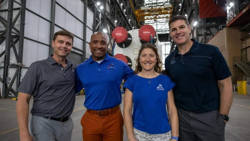 Tripulantes da Artemis II dentro do Space Center da NASA, na Flórida