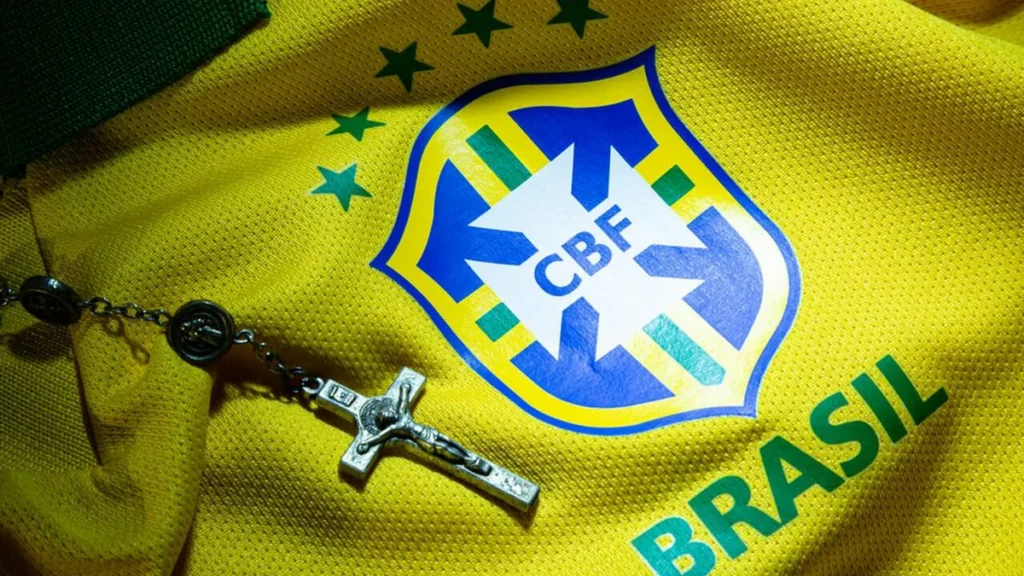Imagem Camisa selecao brasileira com crucifixo apoiado do artigo Intercessão no esporte: o caminho entre a fé e o futebol