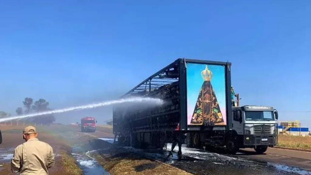 Imagem Imagem de Nossa Senhora intacta em acidente do artigo Nossa Senhora fica intacta após fogo destruir caminhão