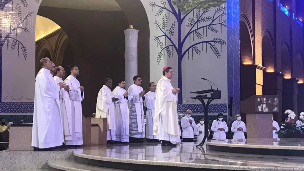 Imagem Missa no altar central com Dom Waldemar Passinii do artigo Santuário Nacional recebe Romaria da Diocese de Luziânia (GO)